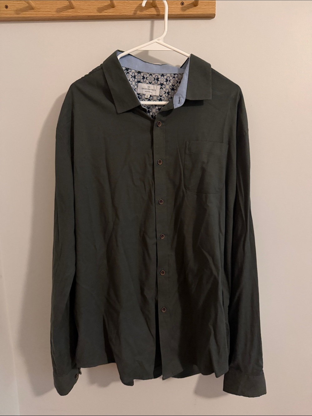 Men's Olive Green Long-Sleeve Button-Down Shirt with Chest Pocket